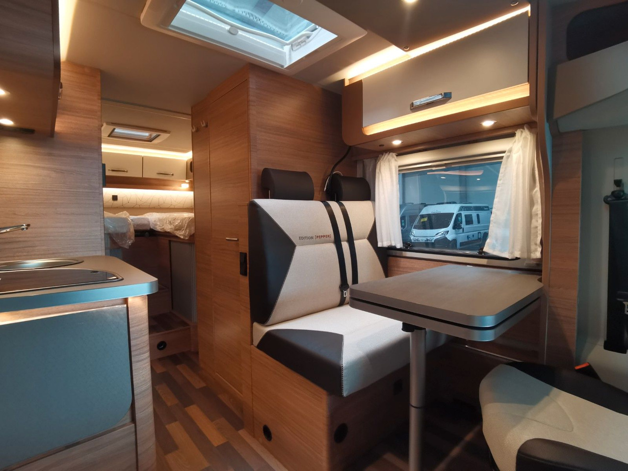 Half integraal camper Weinsberg CARACOMPACT 600 MEG PEPPER / MODELL 2026