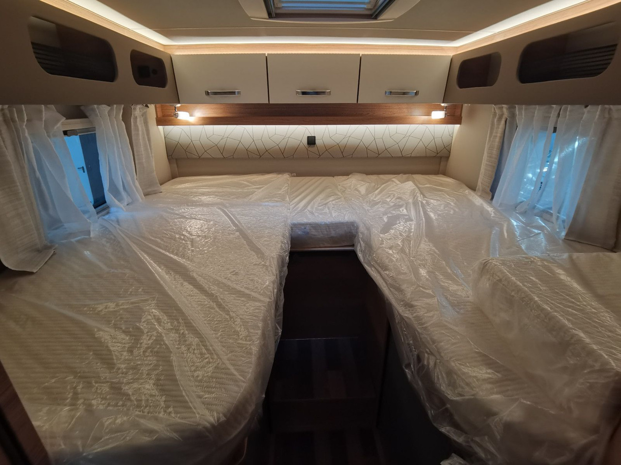 Half integraal camper Weinsberg CARACOMPACT 600 MEG PEPPER /MOD. 2026/EINZELBETT