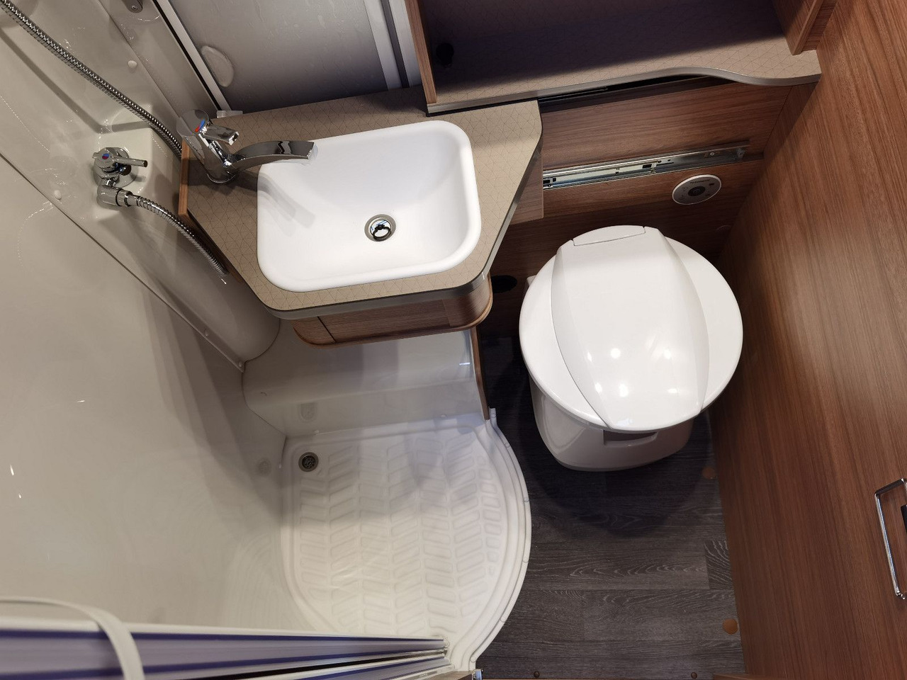 Half integraal camper Weinsberg CARACOMPACT 640 MEG EDITION-PEPPER / 170PS - 9G.