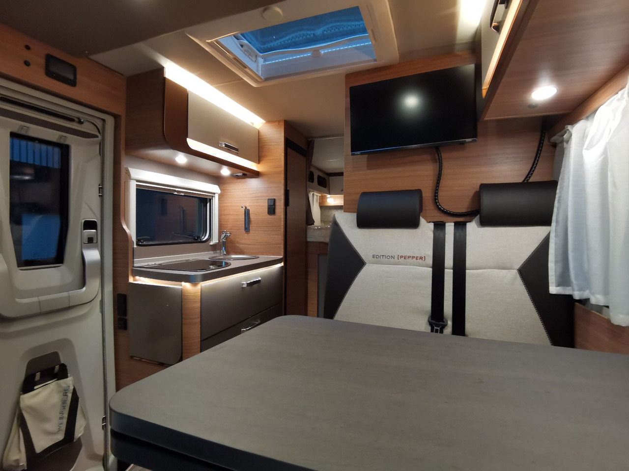 Half integraal camper Weinsberg CARACOMPACT 640 MEG EDITION-PEPPER / EINZELBETTE