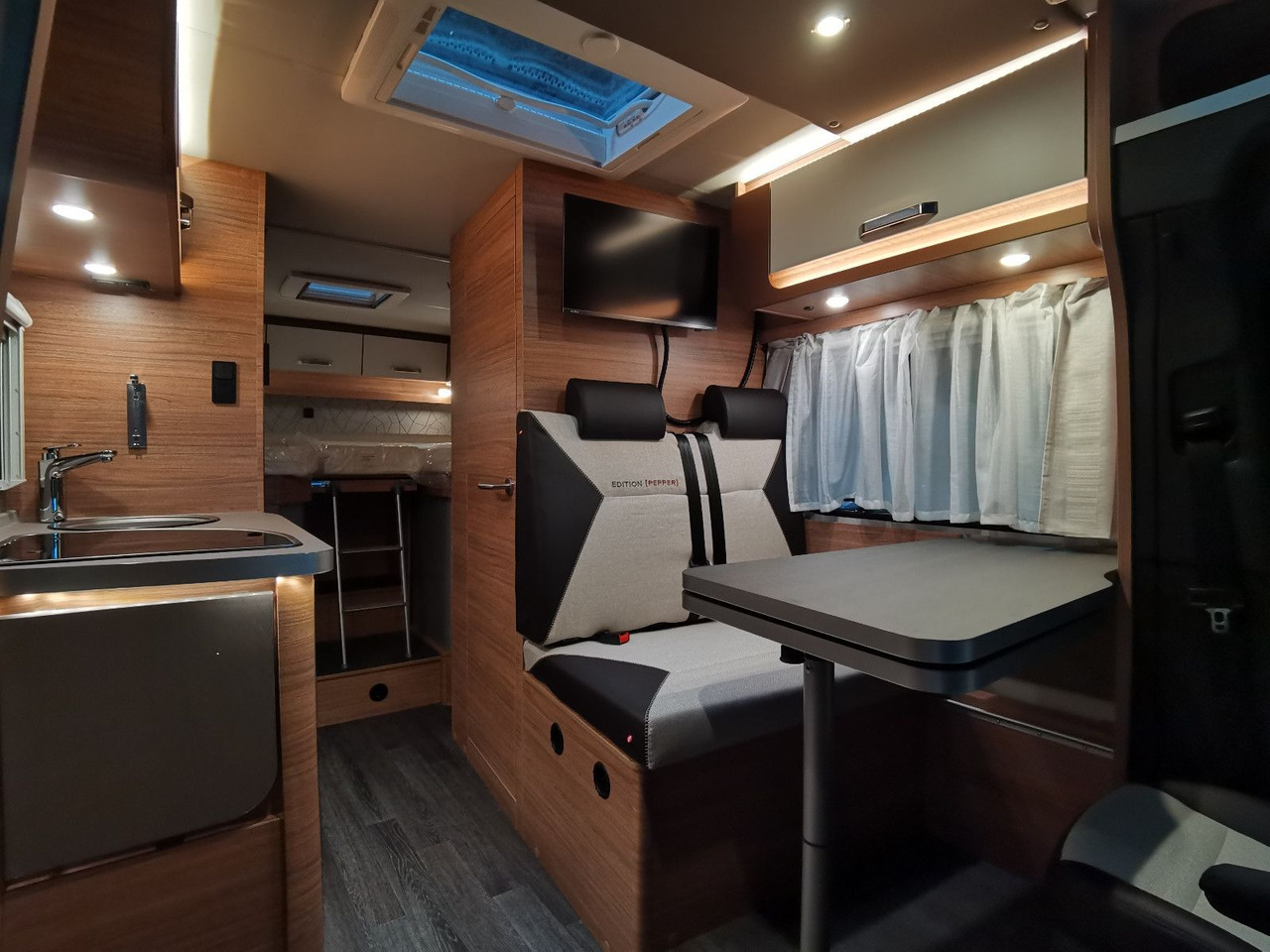 Half integraal camper Weinsberg CARACOMPACT 640 MEG EDITION-PEPPER / EINZELBETTE