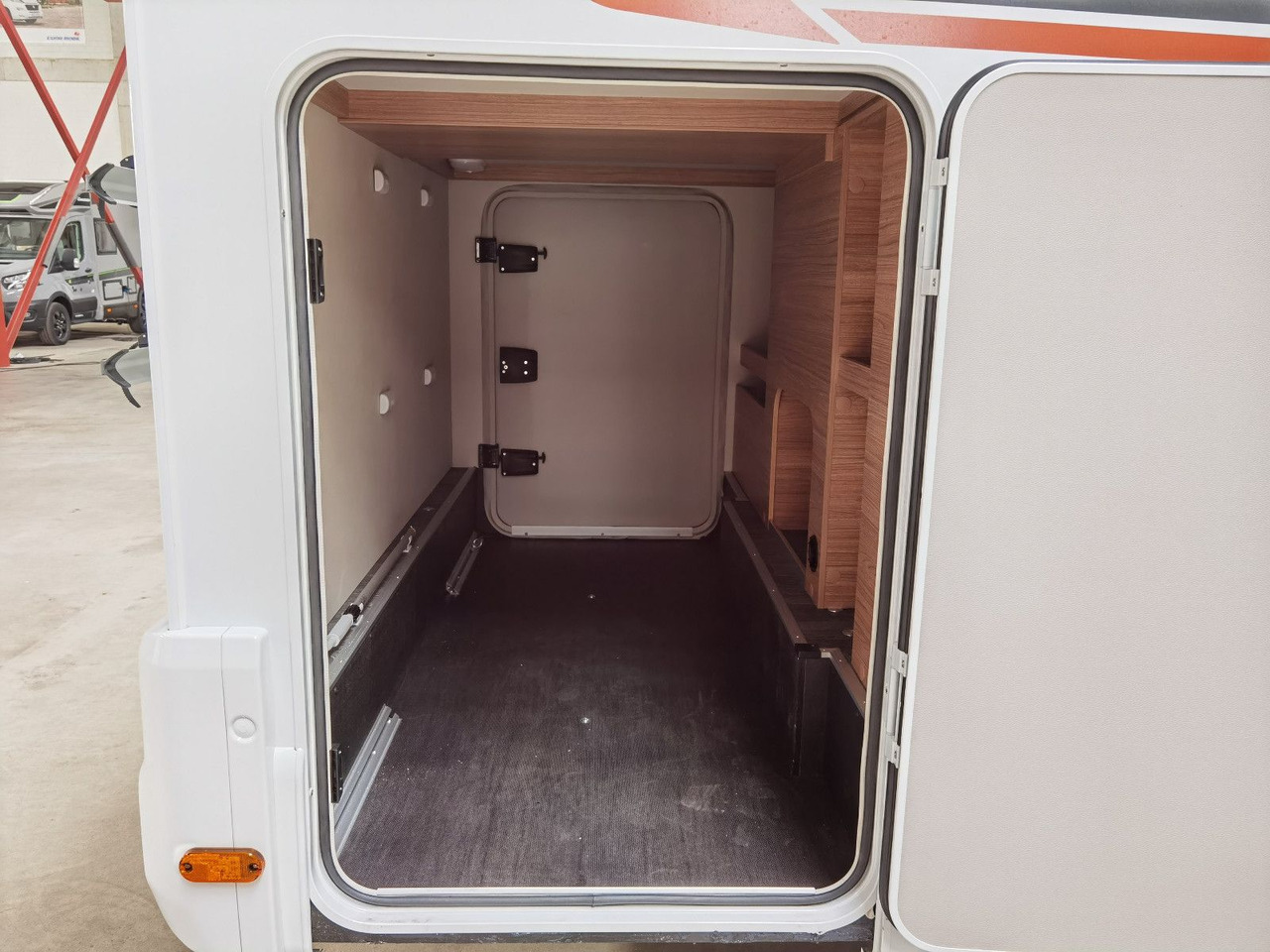 Half integraal camper Weinsberg CARACOMPACT 640 MEG EDITION-PEPPER / EINZELBETTE