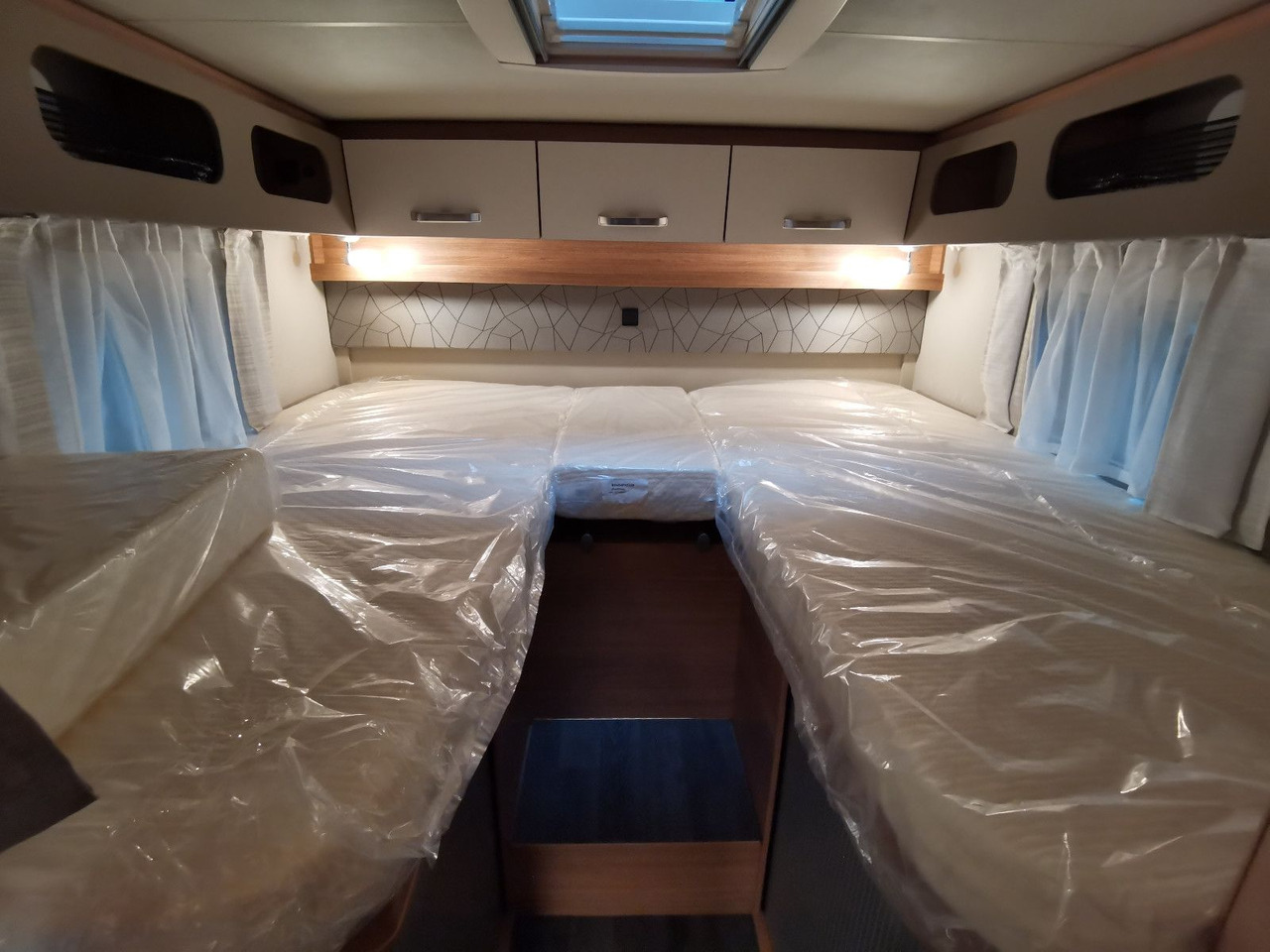 Half integraal camper Weinsberg CARACOMPACT 640 MEG EDITION-PEPPER / EINZELBETTE