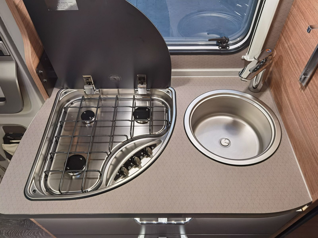 Half integraal camper Weinsberg CARACOMPACT 640 MEG EDITION-PEPPER / EINZELBETTE