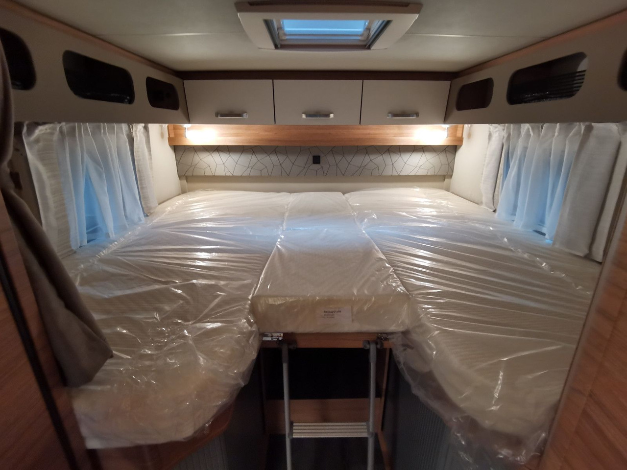 Half integraal camper Weinsberg CARACOMPACT 640 MEG EDITION-PEPPER / EINZELBETTE