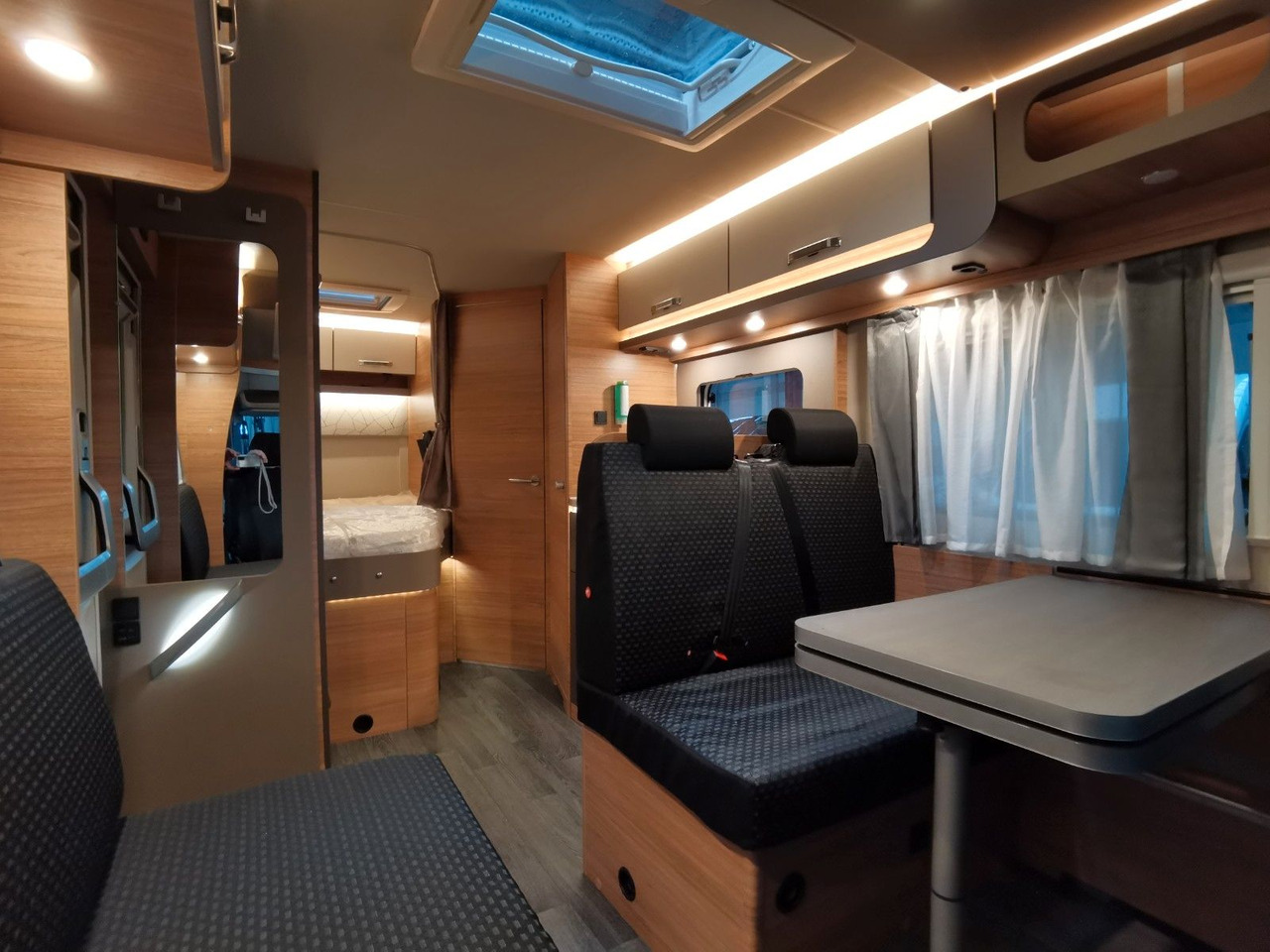 Half integraal camper Weinsberg CARALOFT 650 MF /-2024-/ 155PS / SEITENBETT