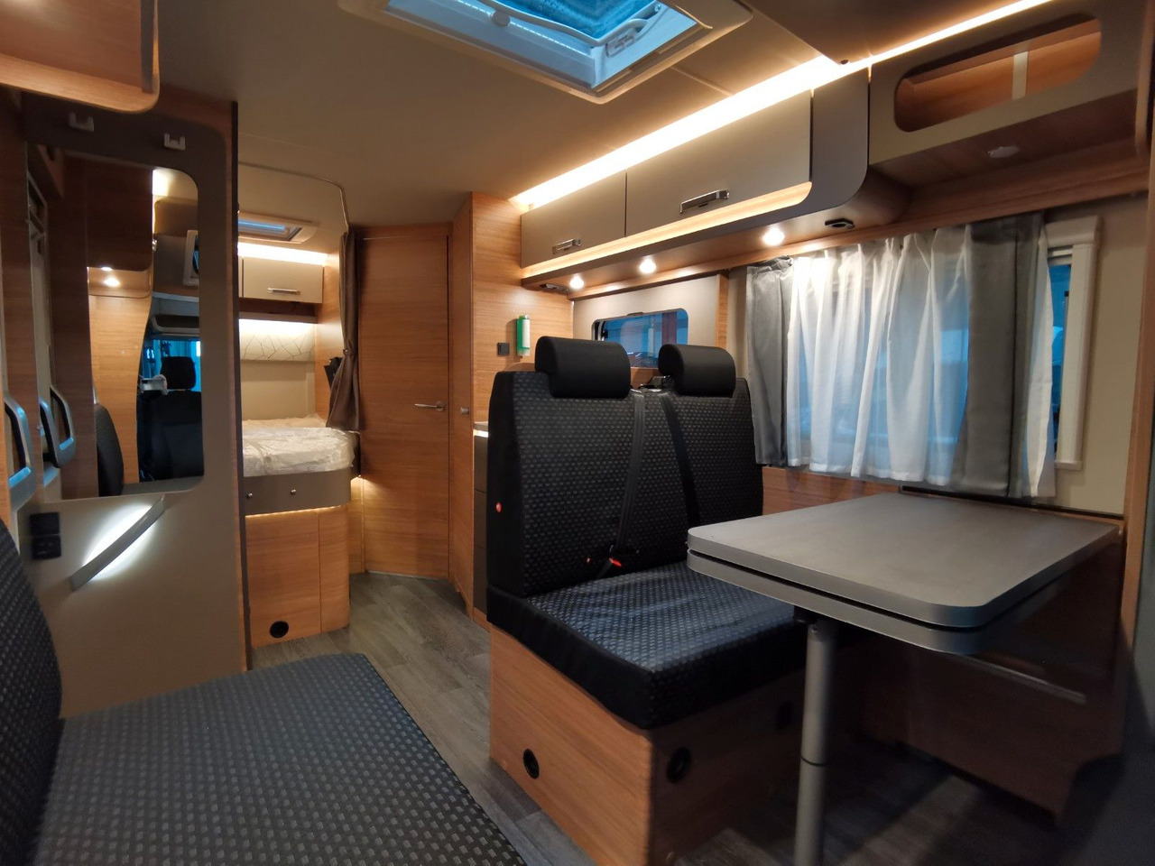 Half integraal camper Weinsberg CARALOFT 650 MF /-2024-/ 155PS / SEITENBETT
