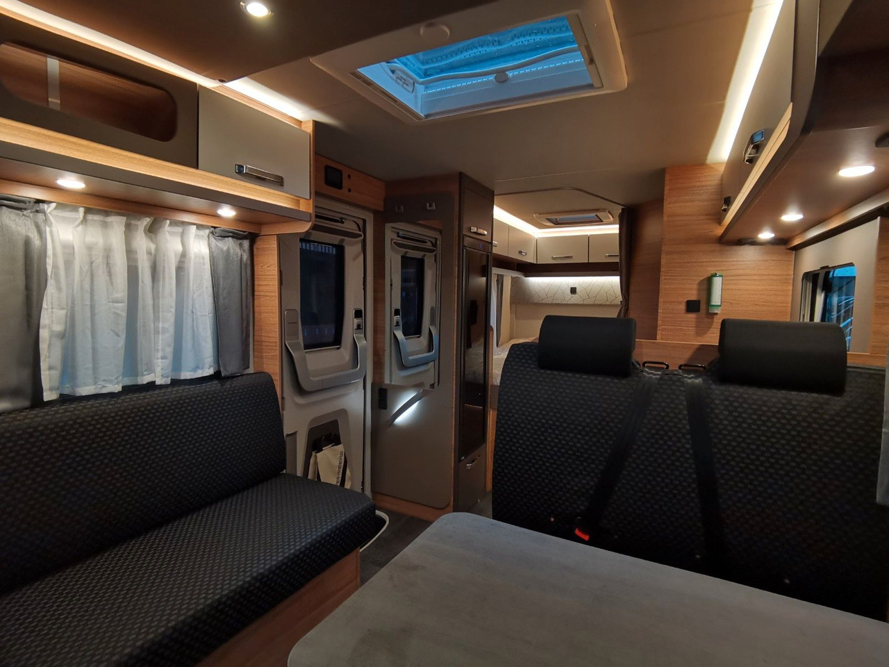 Half integraal camper Weinsberg CARALOFT 650 MF /-2024-/ 155PS / SEITENBETT