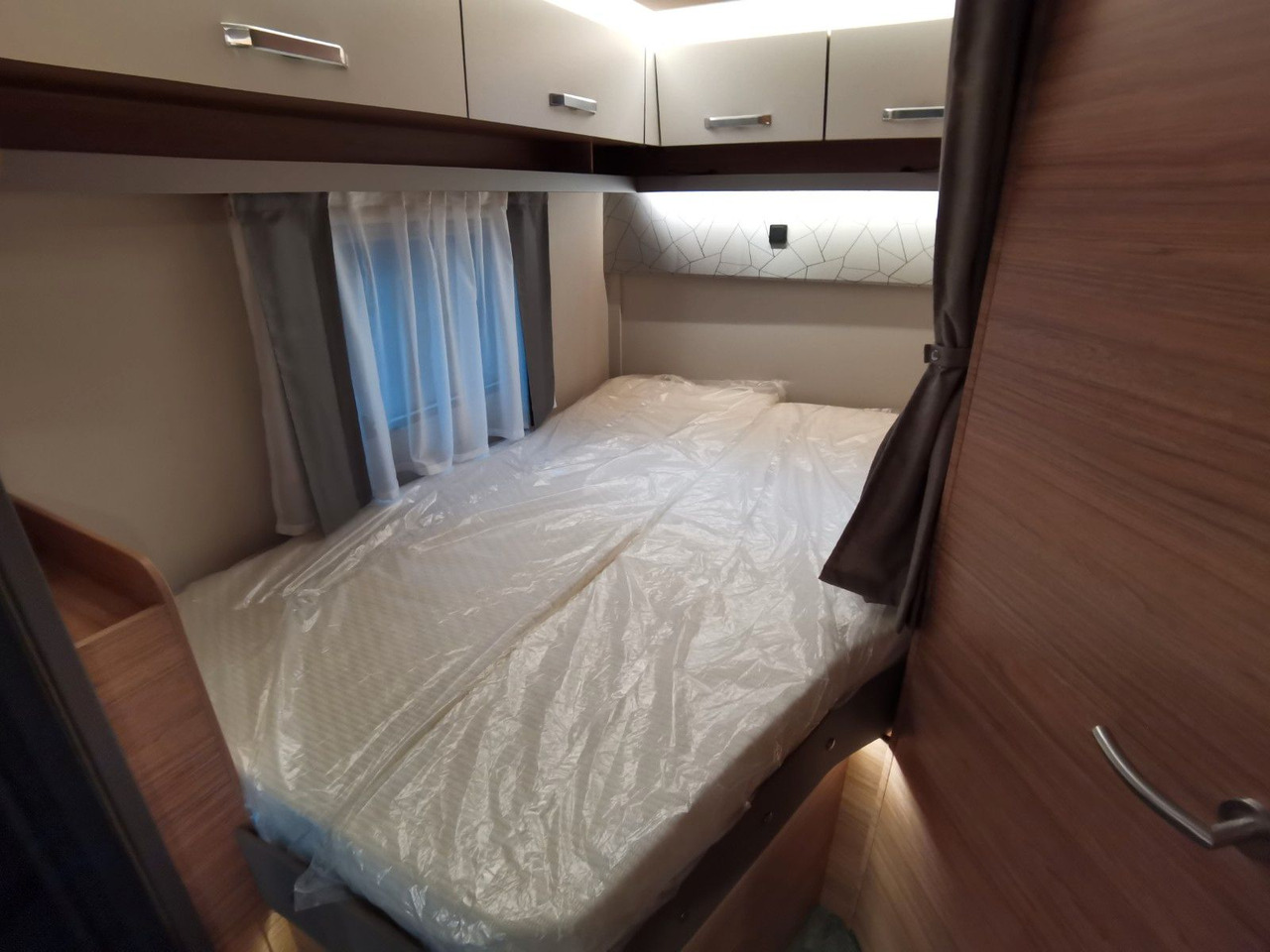 Half integraal camper Weinsberg CARALOFT 650 MF /-2024-/ 155PS / SEITENBETT