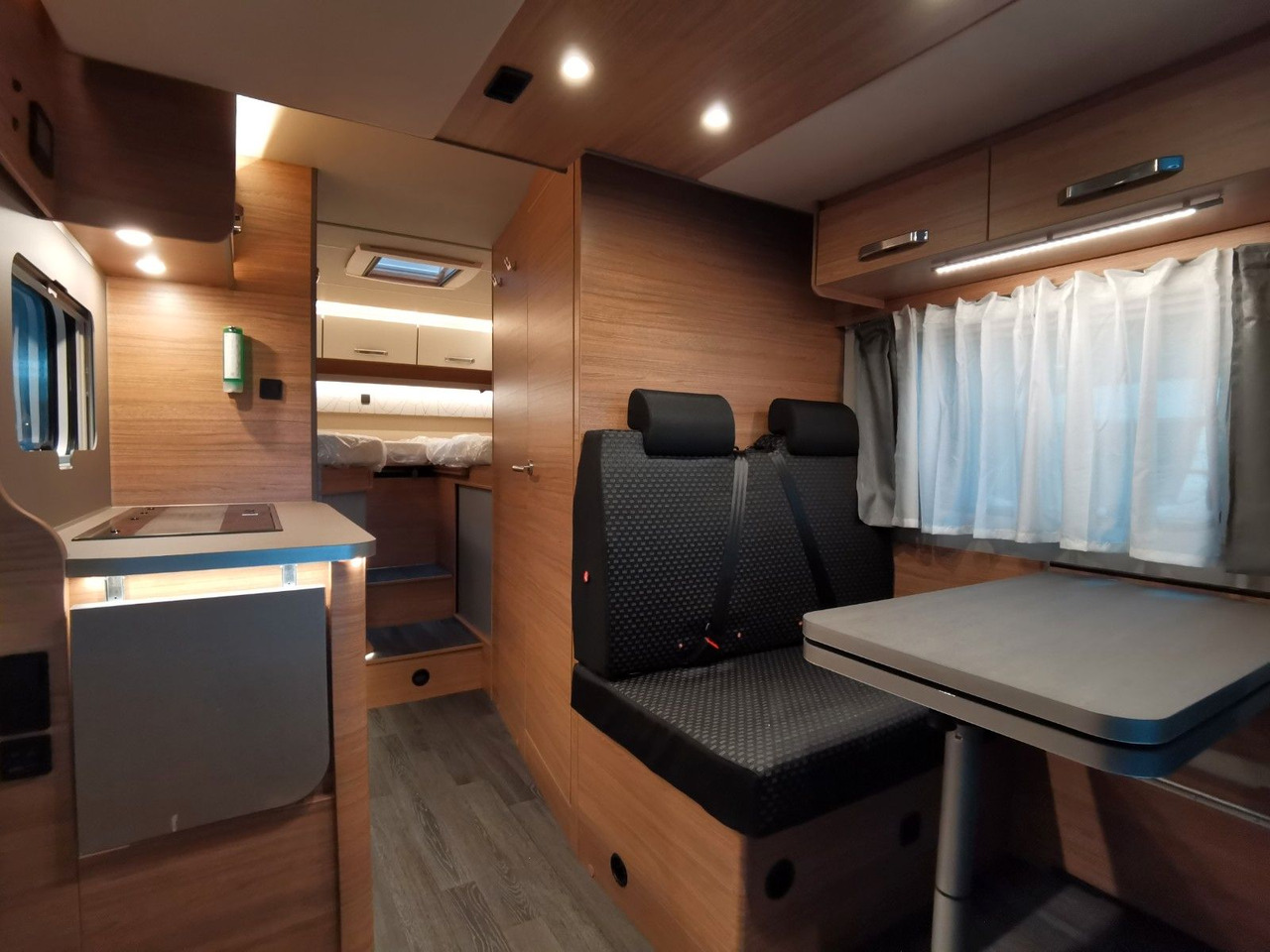 Half integraal camper Weinsberg CARASUITE 650 MEG /155PS /EINZELBETTEN & HUBBETT