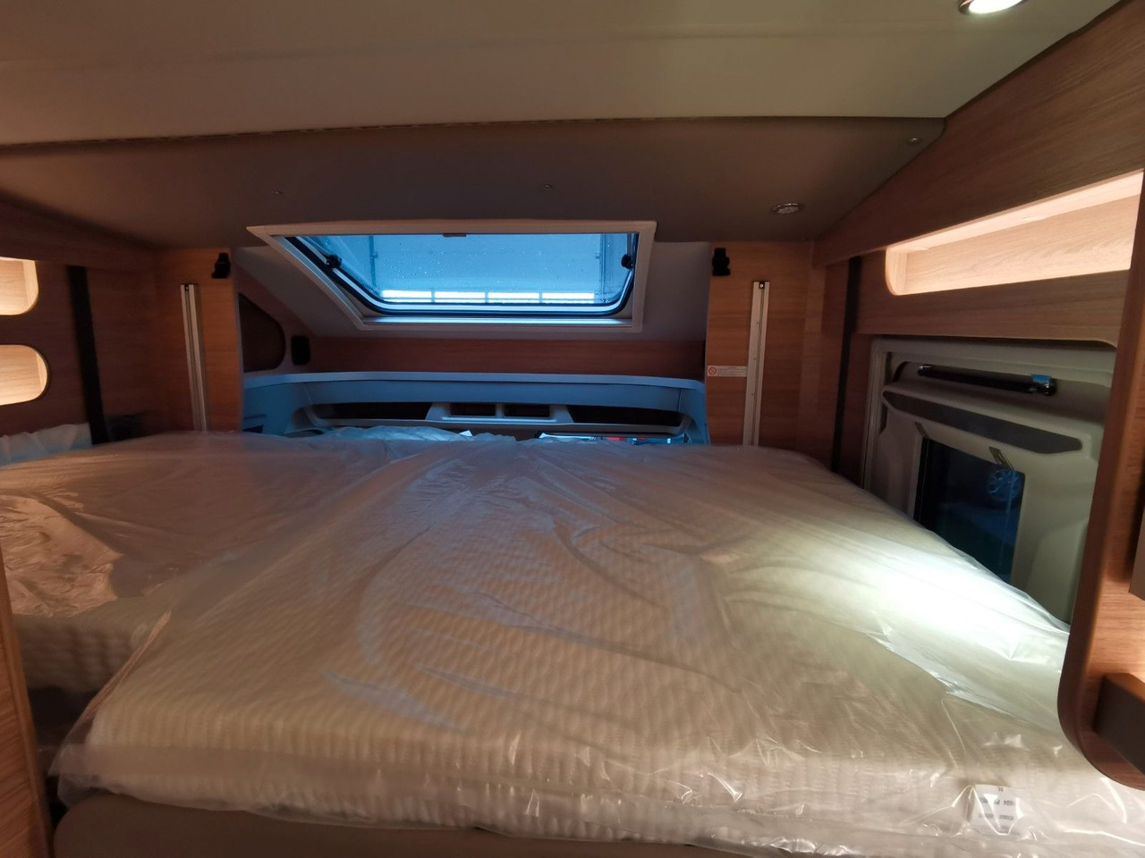 Half integraal camper Weinsberg CARASUITE 650 MEG /155PS /EINZELBETTEN & HUBBETT