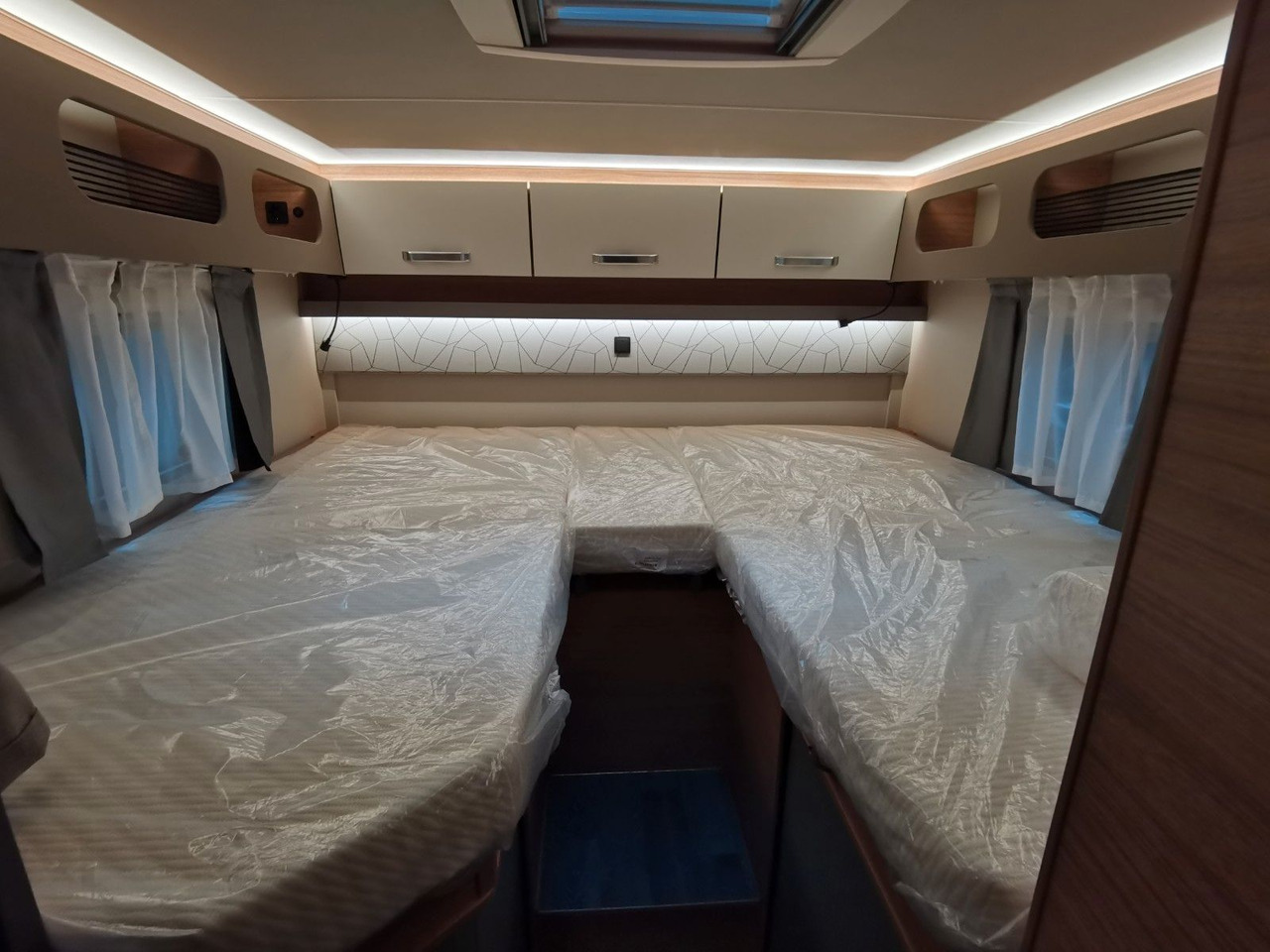 Half integraal camper Weinsberg CARASUITE 650 MEG /155PS /EINZELBETTEN & HUBBETT