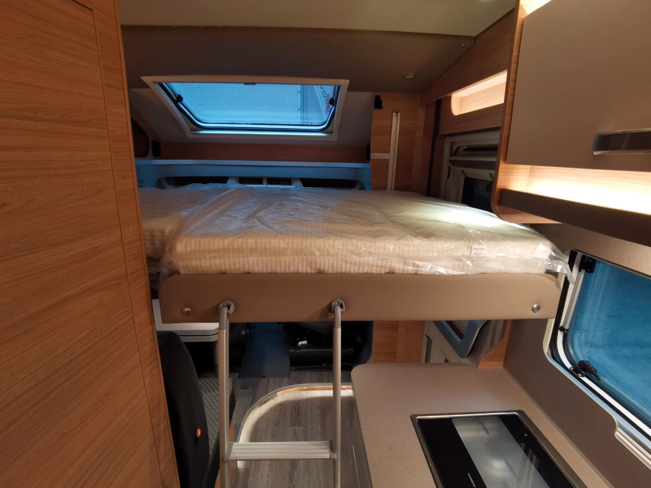 Half integraal camper Weinsberg CARASUITE 650 MEG /155PS /EINZELBETTEN & HUBBETT