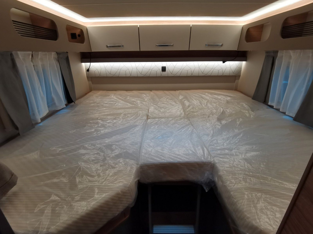 Half integraal camper Weinsberg CARASUITE 650 MEG /155PS /EINZELBETTEN & HUBBETT