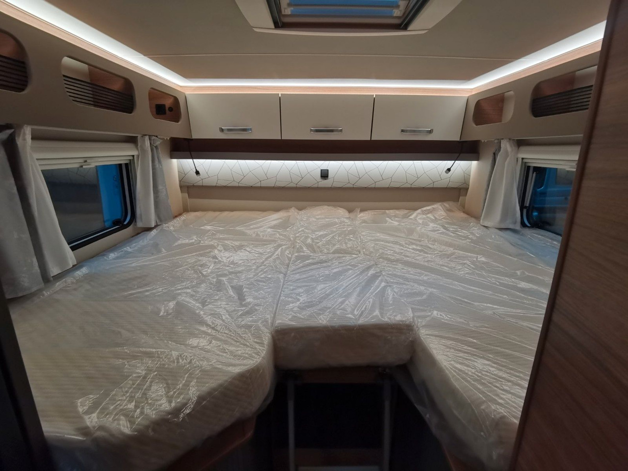 Half integraal camper Weinsberg CARASUITE 650 MEG/155-DSG/EINZELBETTEN & HUBBETT