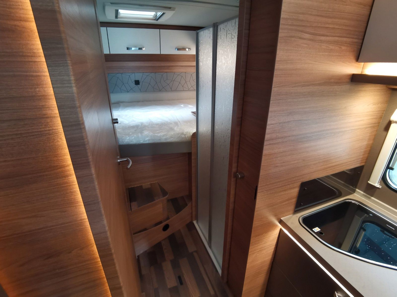 Half integraal camper Weinsberg CARASUITE 650 MG / 140PS / HECKBETT & HUBBETT