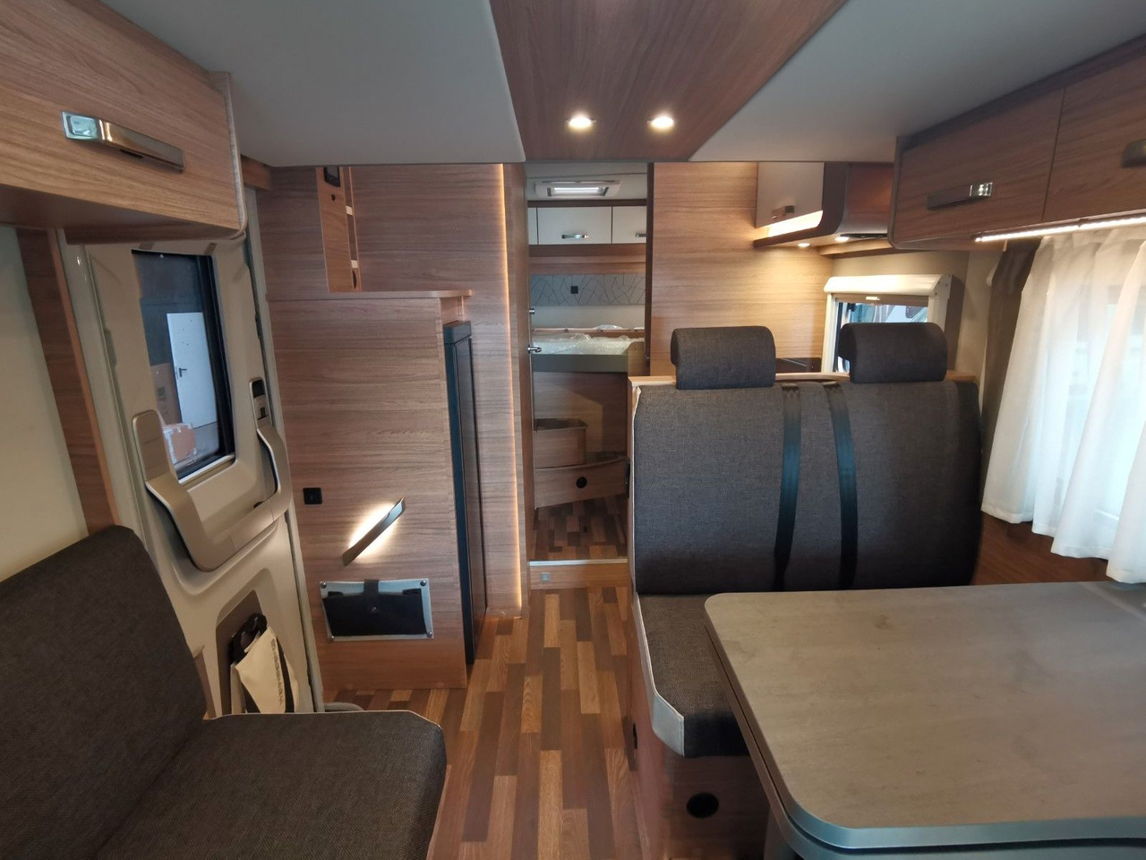 Half integraal camper Weinsberg CARASUITE 650 MG / 140PS / HECKBETT & HUBBETT