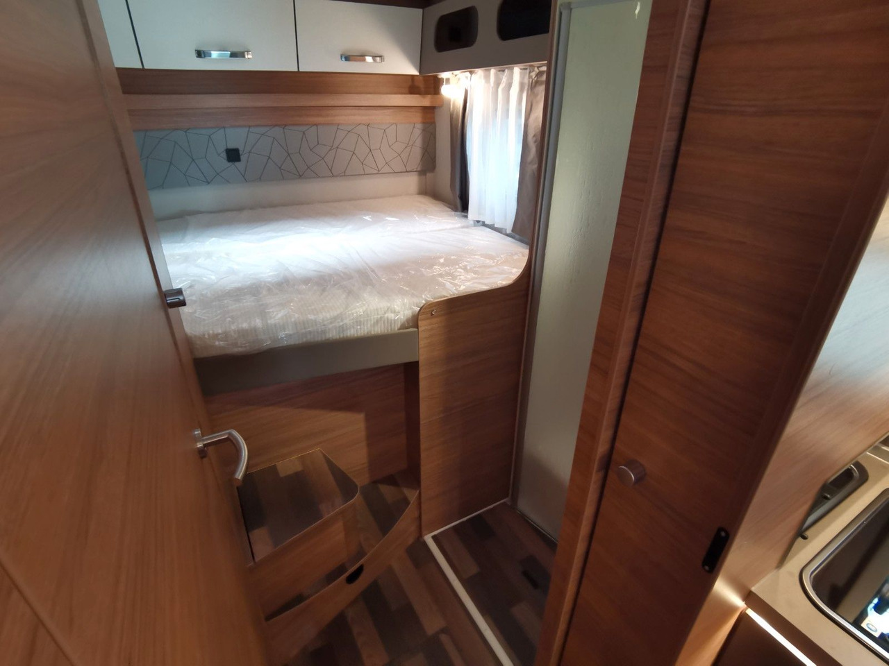 Half integraal camper Weinsberg CARASUITE 650 MG / 140PS / HECKBETT & HUBBETT