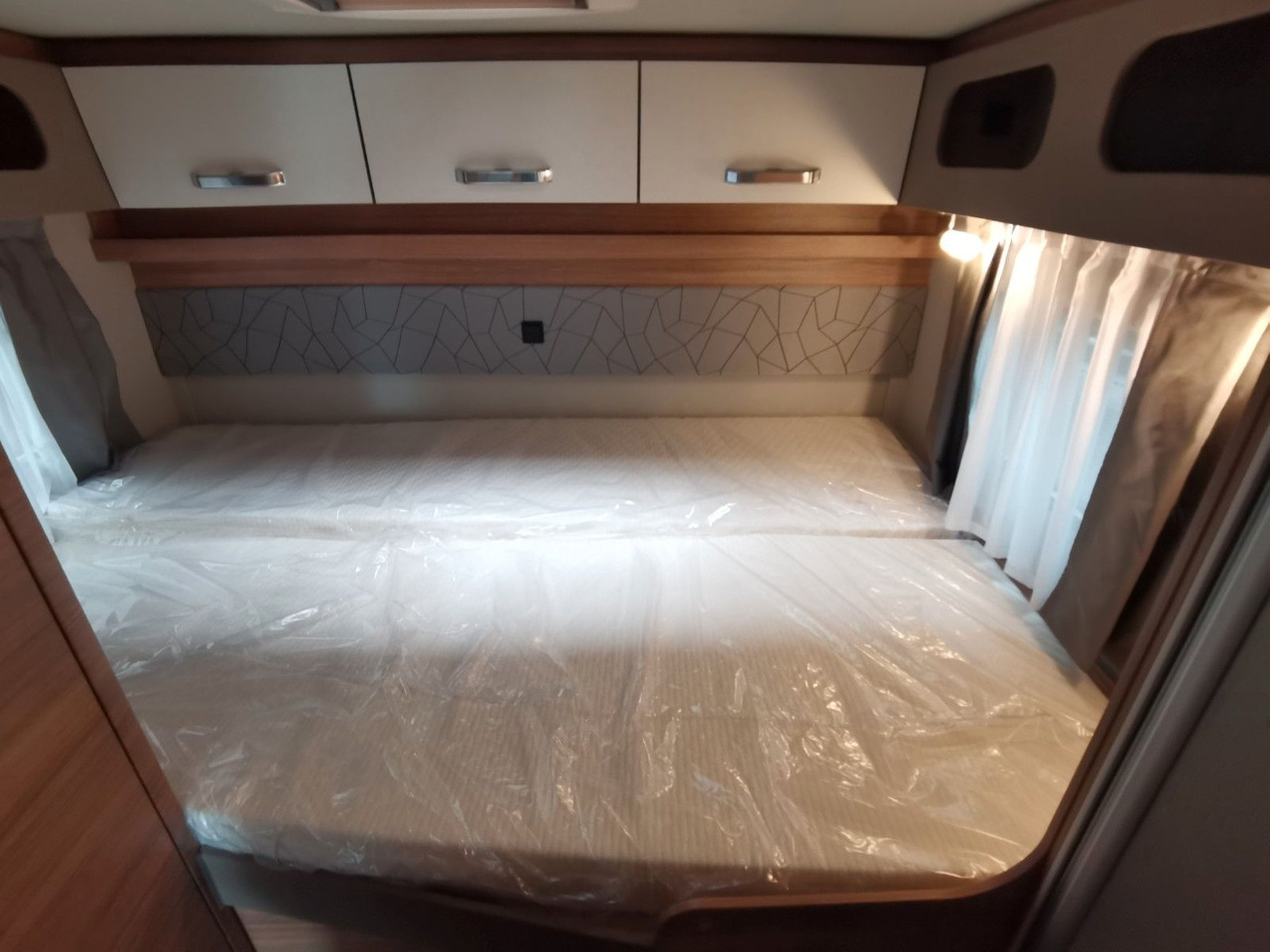 Half integraal camper Weinsberg CARASUITE 650 MG / 140PS / HECKBETT & HUBBETT