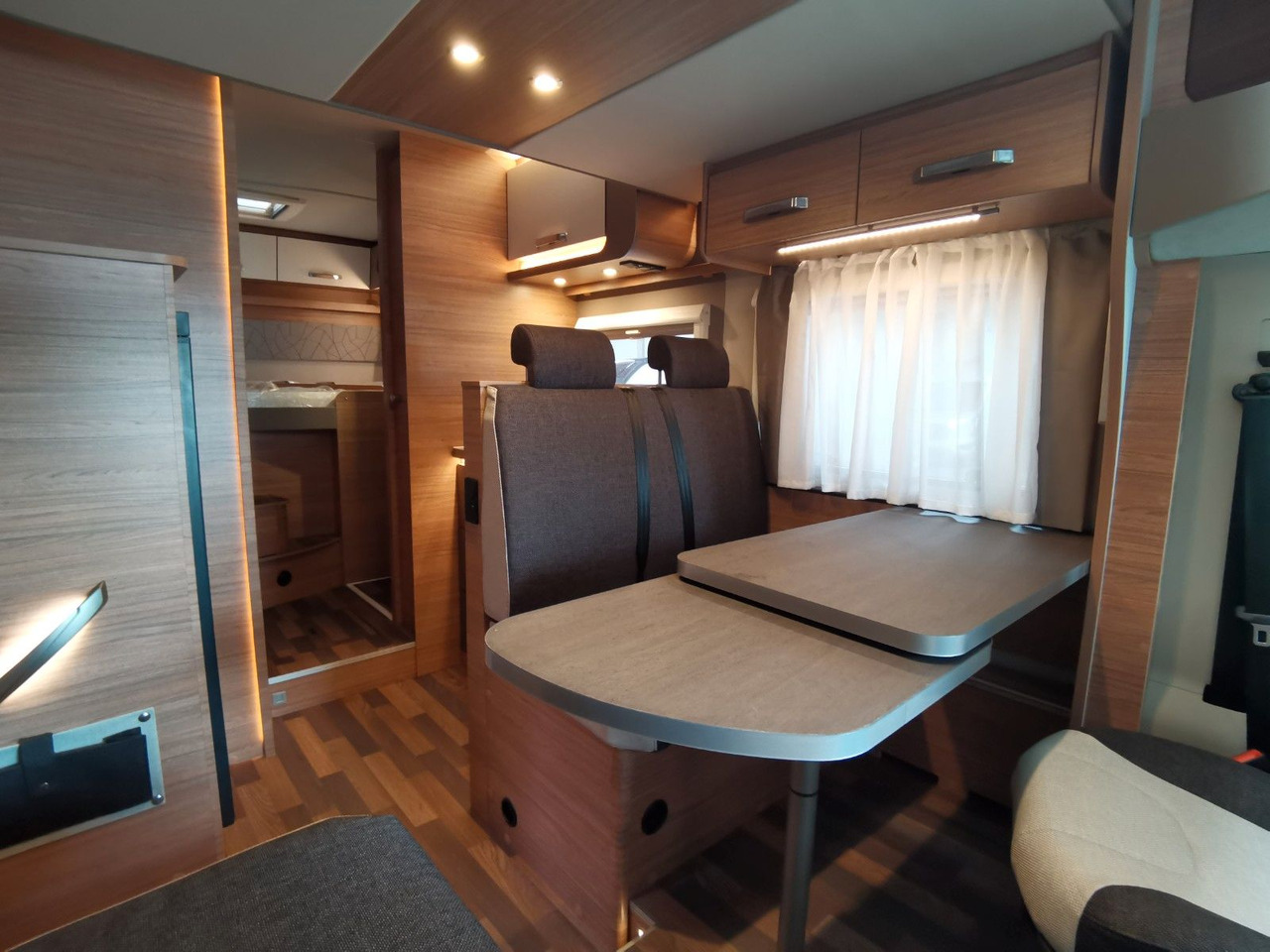 Half integraal camper Weinsberg CARASUITE 650 MG / 140PS / HECKBETT & HUBBETT