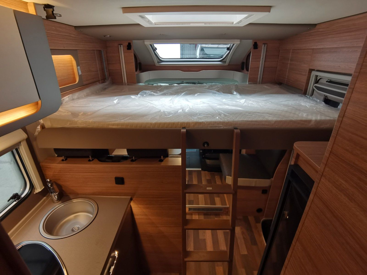 Half integraal camper Weinsberg CARASUITE 650 MG / 140PS / HECKBETT & HUBBETT