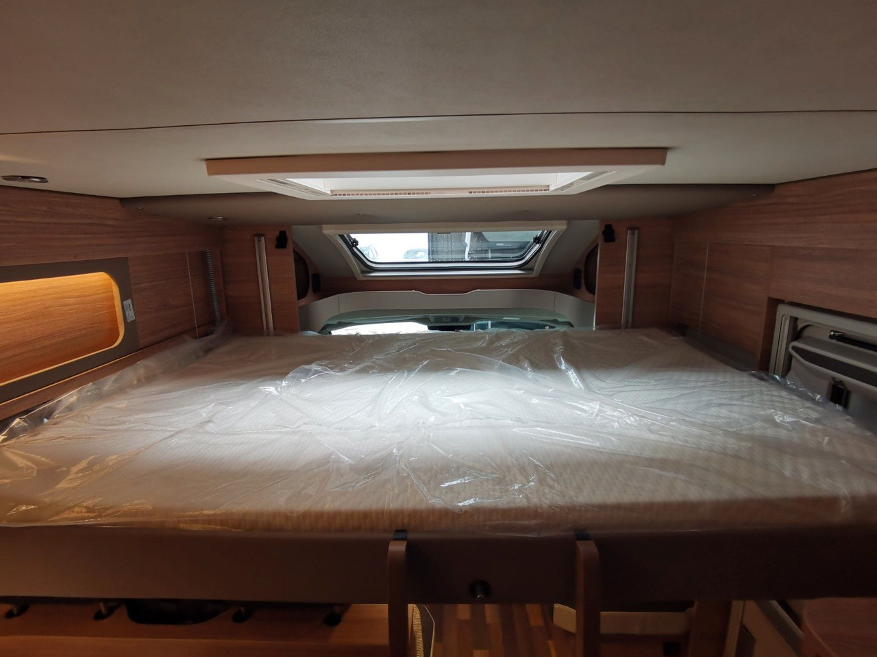 Half integraal camper Weinsberg CARASUITE 650 MG / 140PS / HECKBETT & HUBBETT