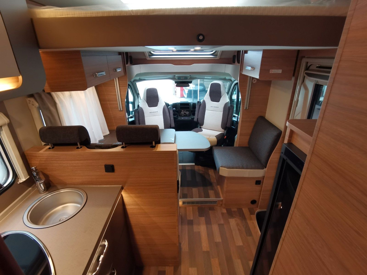 Half integraal camper Weinsberg CARASUITE 650 MG / 140PS / HECKBETT & HUBBETT