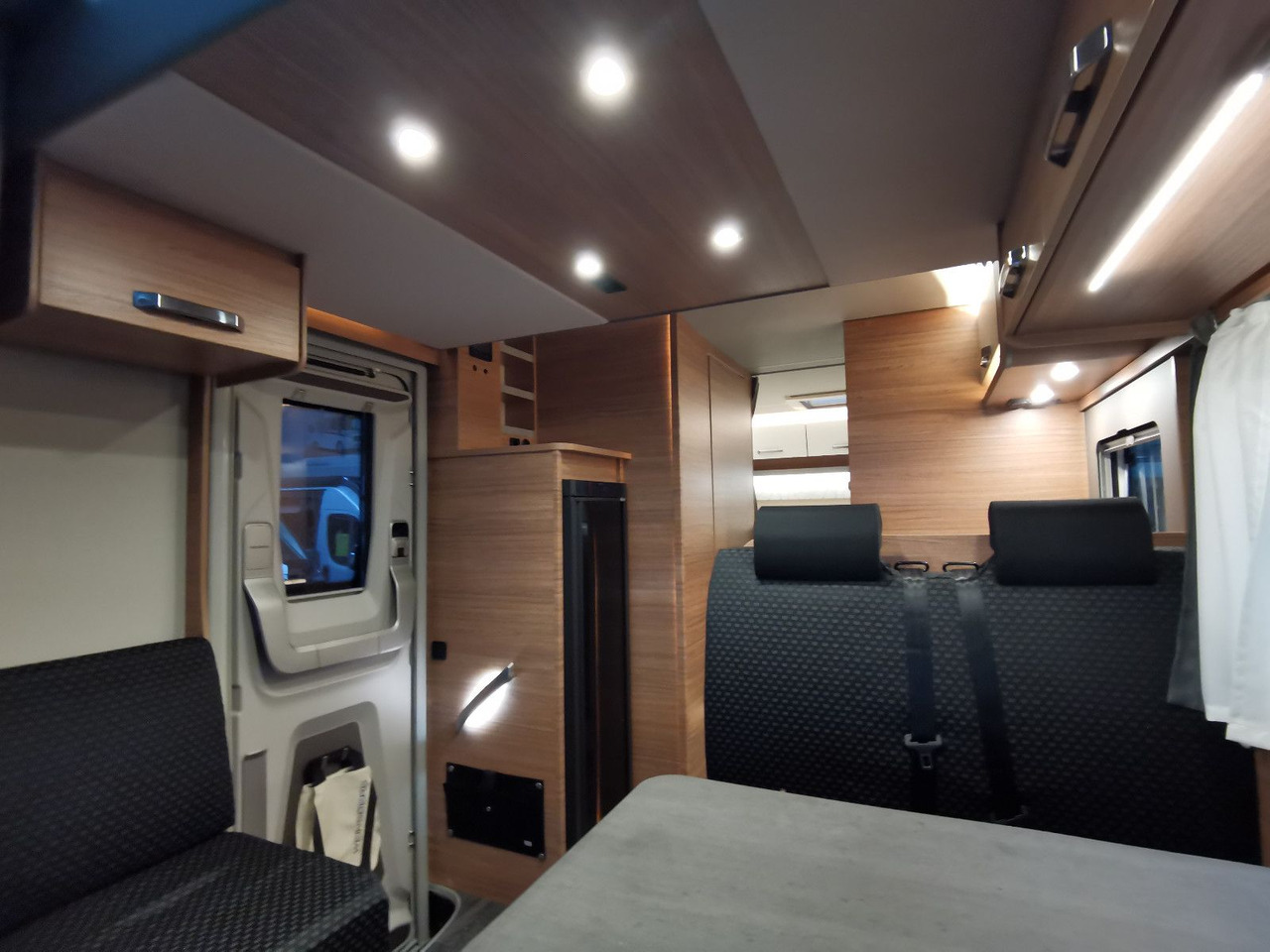 Half integraal camper Weinsberg CARASUITE 700 MEG /155PS /EINZELBETTEN & RAUMBAD