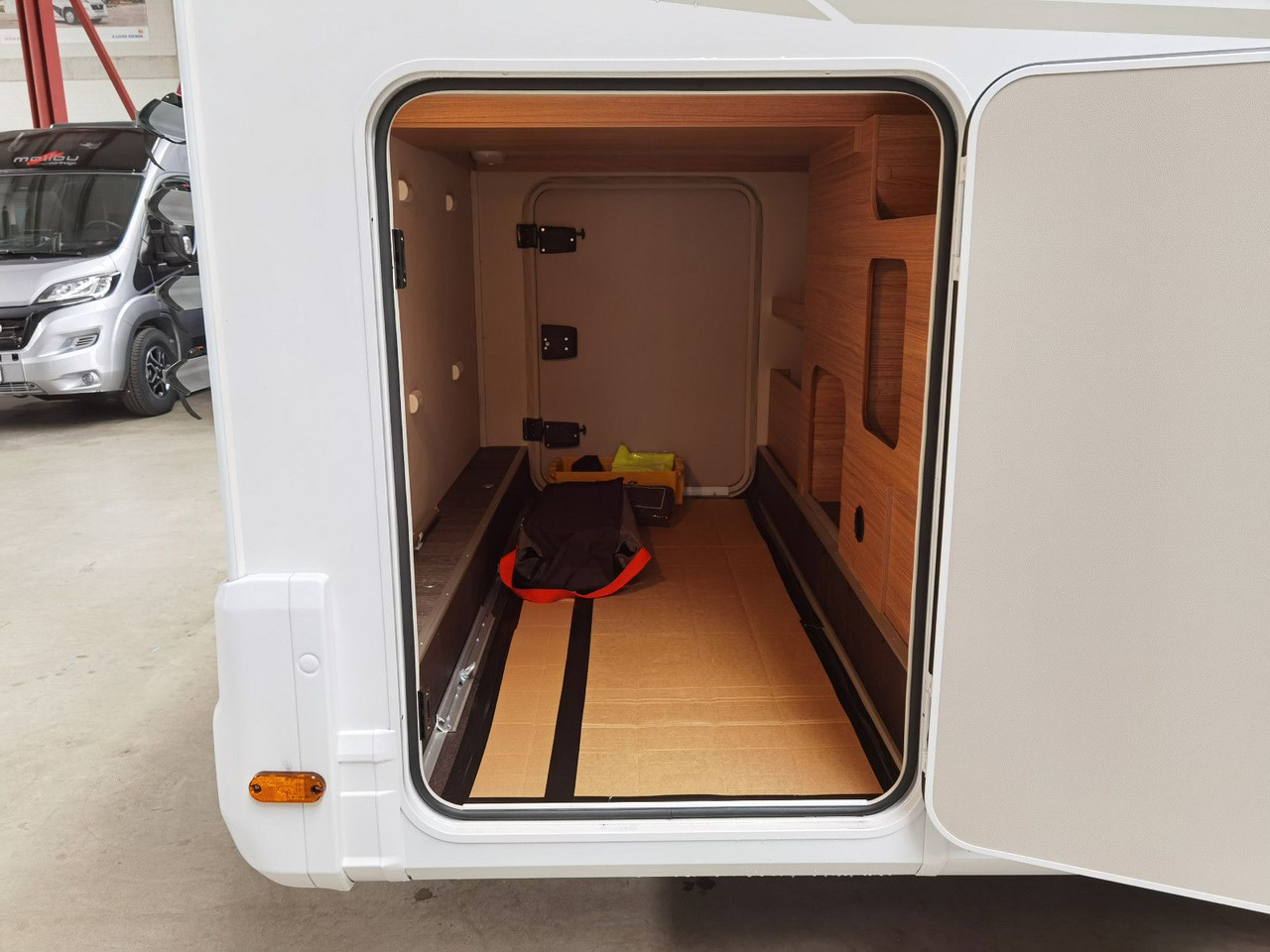 Half integraal camper Weinsberg CARASUITE 700 MEG /155PS /EINZELBETTEN & RAUMBAD