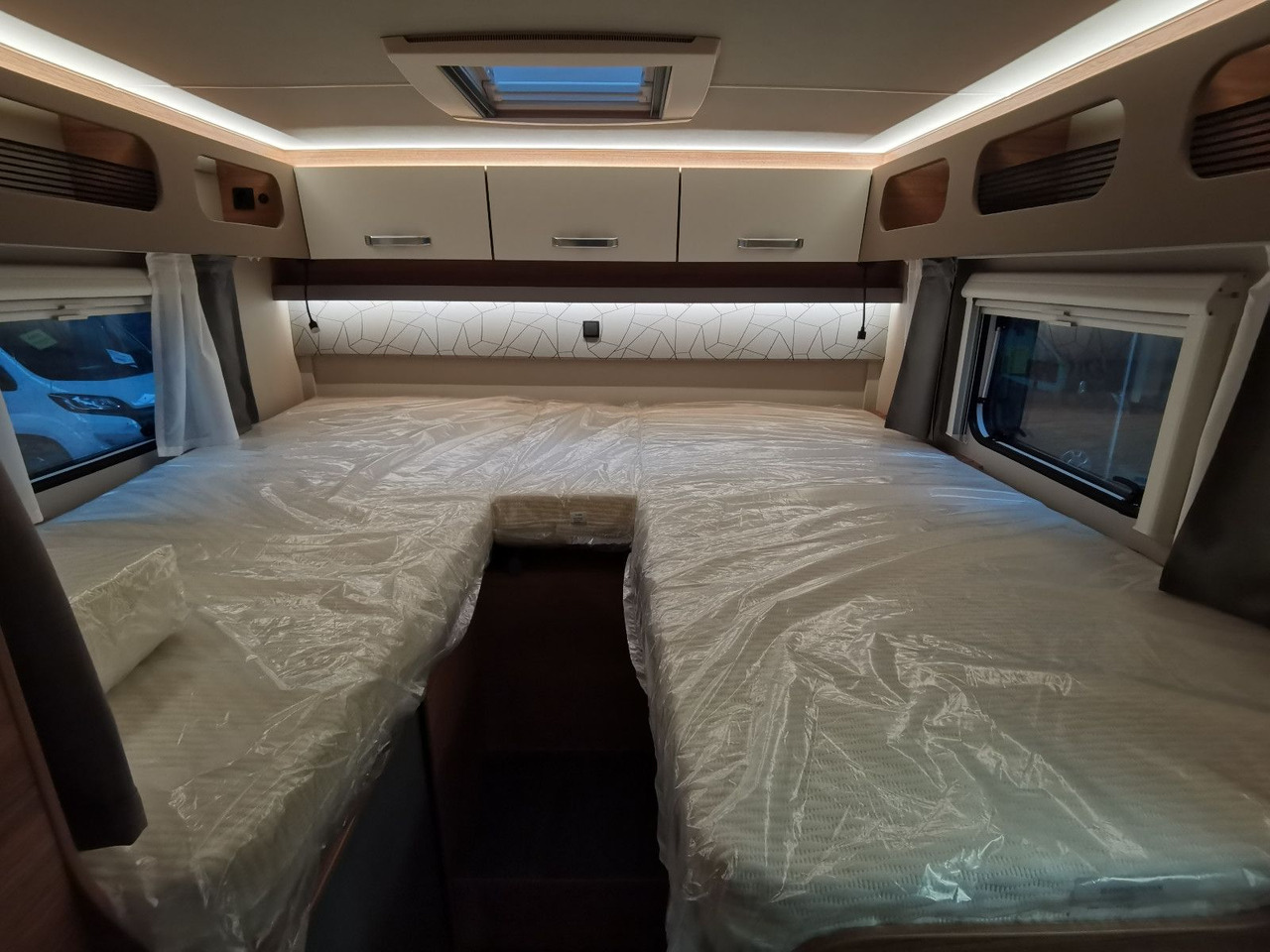 Half integraal camper Weinsberg CARASUITE 700 MEG /155PS /EINZELBETTEN & RAUMBAD