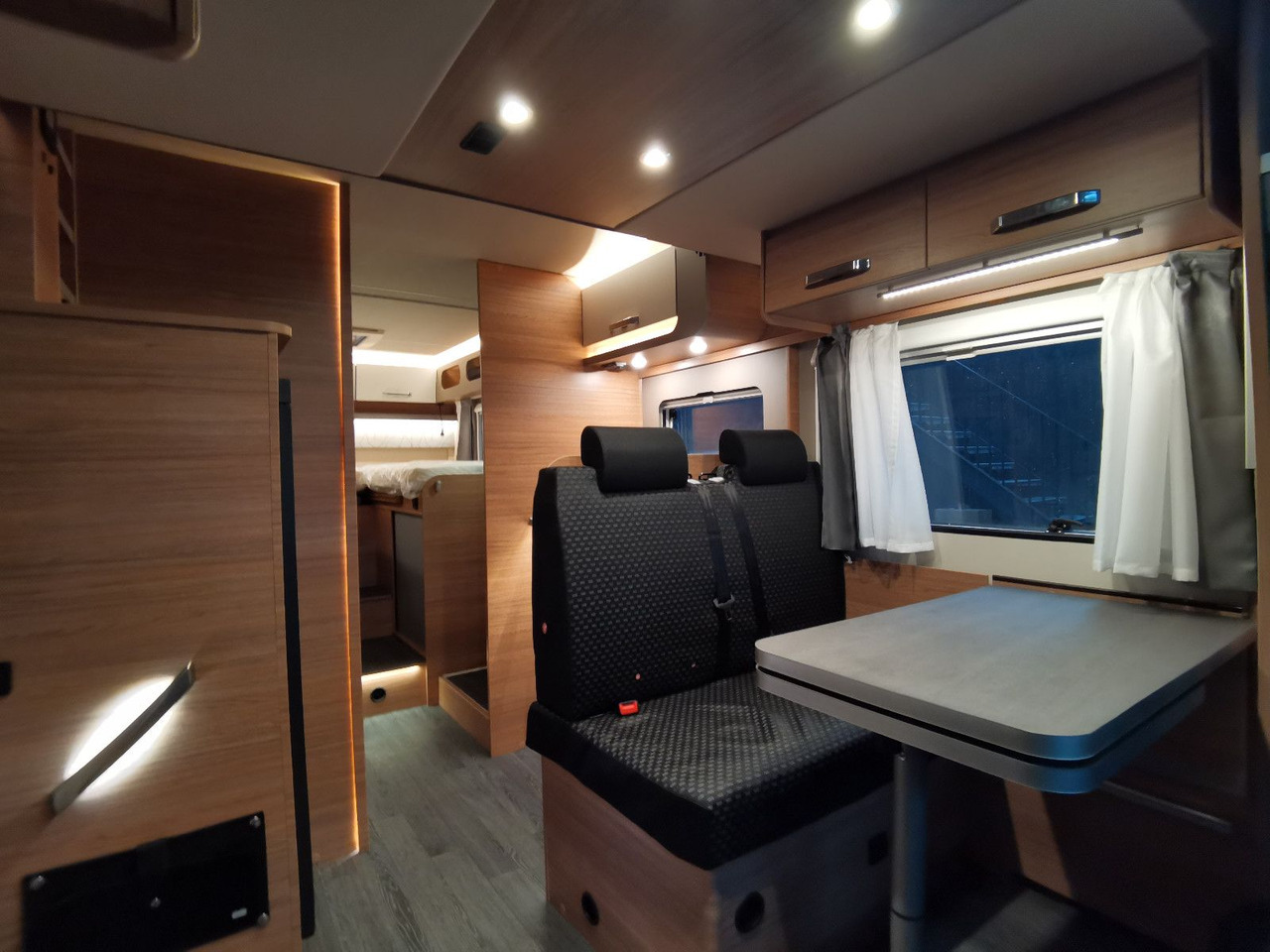 Half integraal camper Weinsberg CARASUITE 700 MEG /155PS /EINZELBETTEN & RAUMBAD
