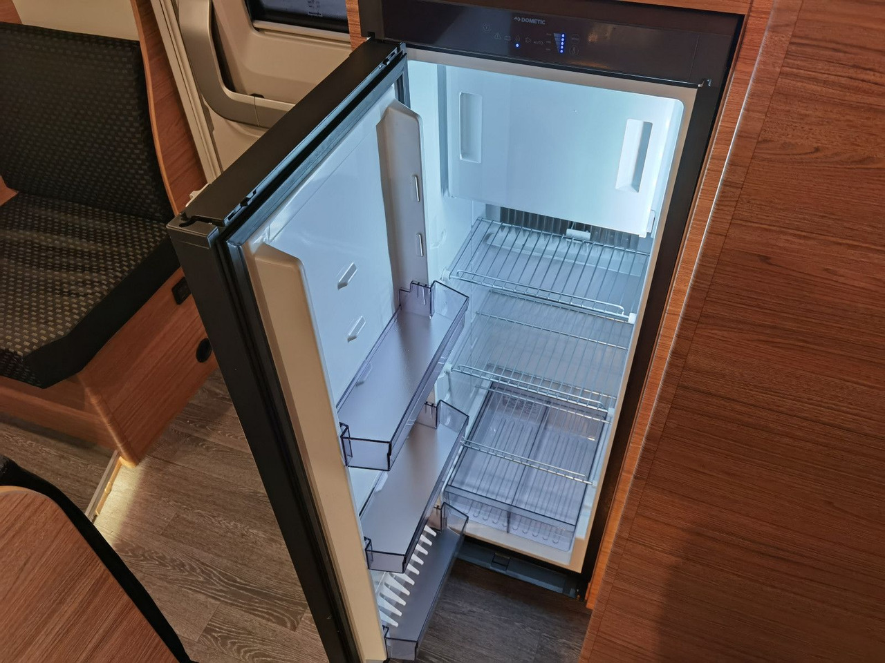 Half integraal camper Weinsberg CARASUITE 700 MEG /155PS /EINZELBETTEN & RAUMBAD