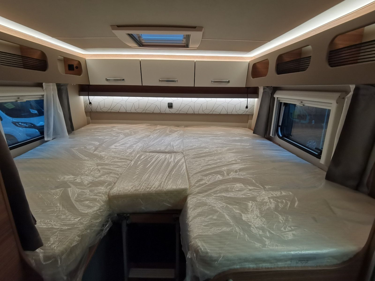 Half integraal camper Weinsberg CARASUITE 700 MEG /155PS /EINZELBETTEN & RAUMBAD