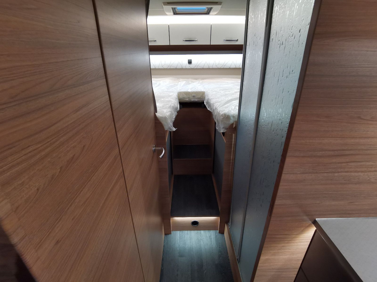 Half integraal camper Weinsberg CARASUITE 700 MEG /155PS /EINZELBETTEN & RAUMBAD