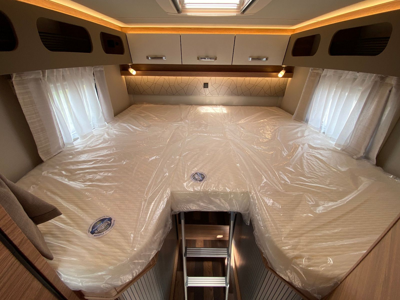 Half integraal camper Weinsberg CaraCompact 600 MEG EDITION [PEPPER]   Automatik