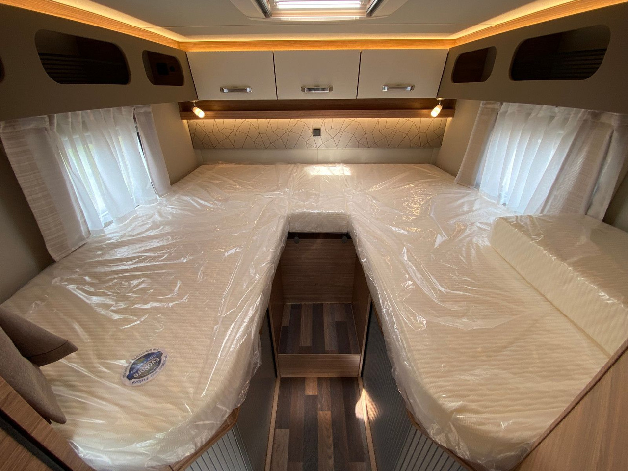 Half integraal camper Weinsberg CaraCompact 600 MEG EDITION [PEPPER]   Automatik