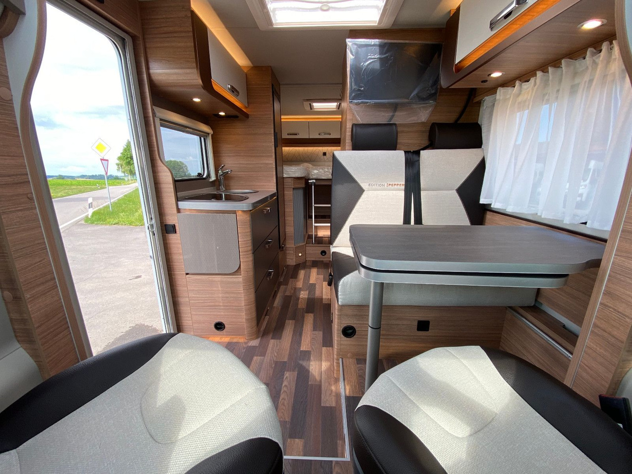 Half integraal camper Weinsberg CaraCompact 600 MEG EDITION [PEPPER]   Automatik
