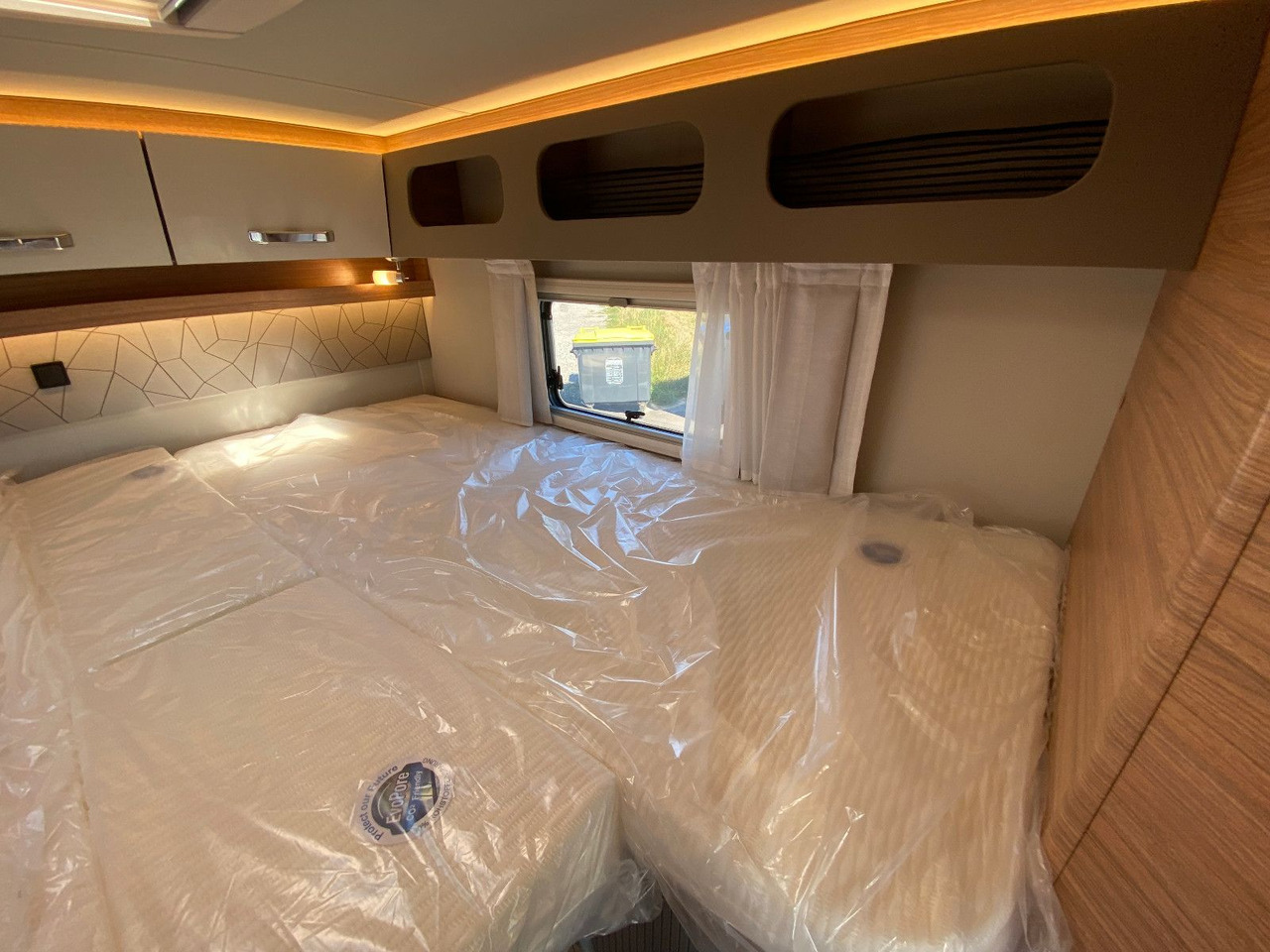 Half integraal camper Weinsberg CaraCompact 600 MEG EDITION [PEPPER]   Automatik