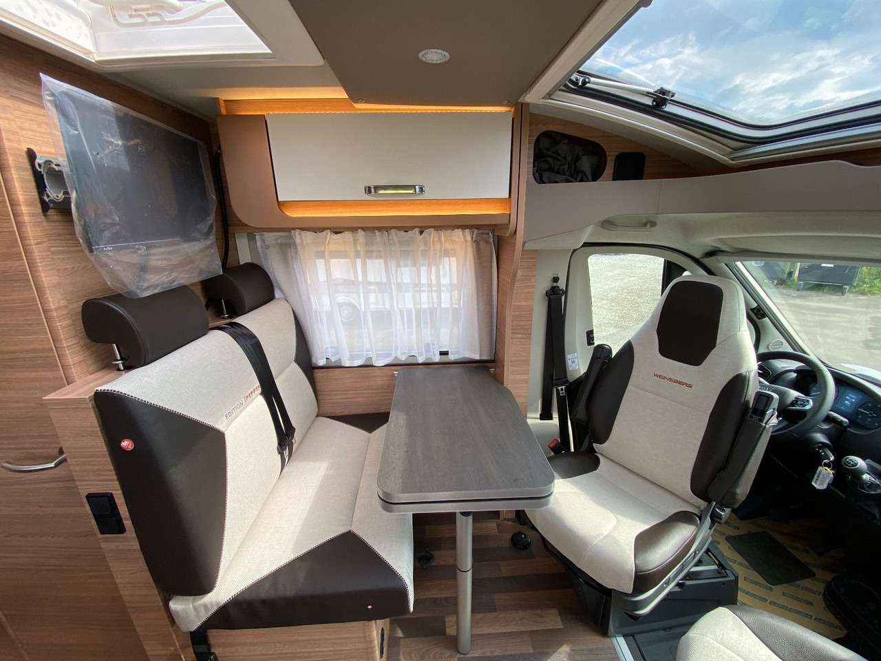 Half integraal camper Weinsberg CaraCompact 600 MEG EDITION [PEPPER]   Automatik