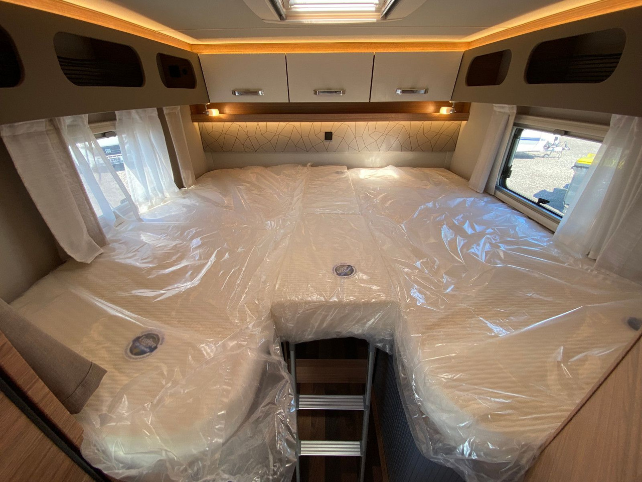 Half integraal camper Weinsberg CaraCompact 600 MEG EDITION [PEPPER]   Automatik