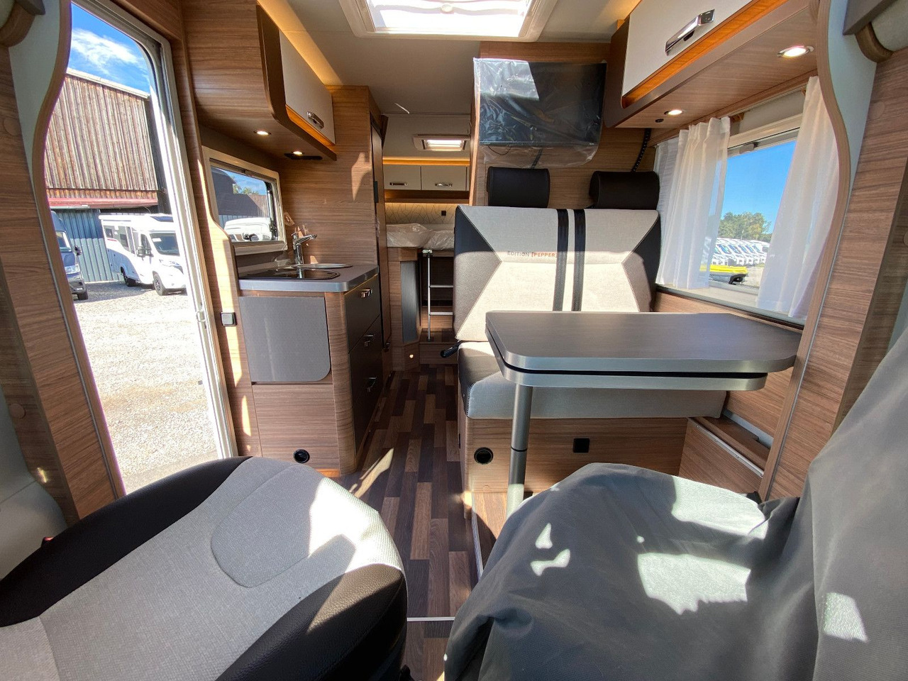 Half integraal camper Weinsberg CaraCompact 600 MEG EDITION [PEPPER]   Automatik