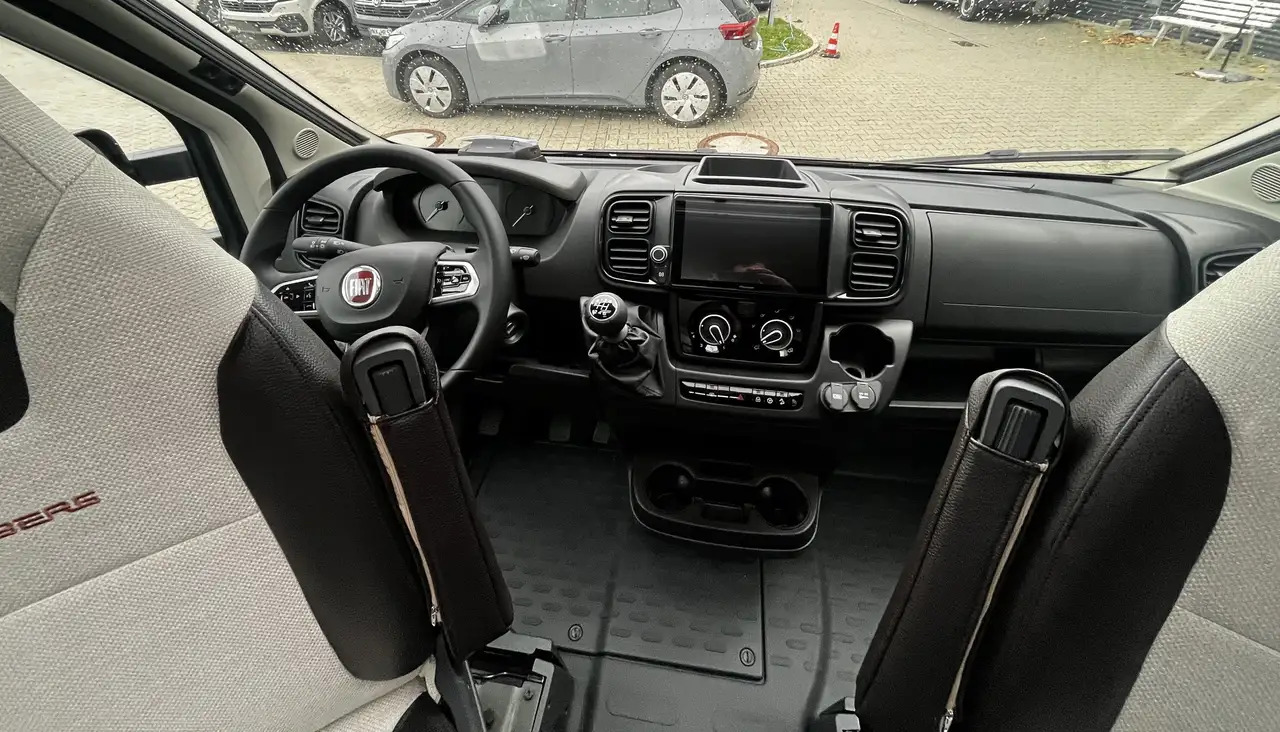 Half integraal camper Weinsberg CaraCompact 600 MEG Pepper Mietwagen Verfügbar