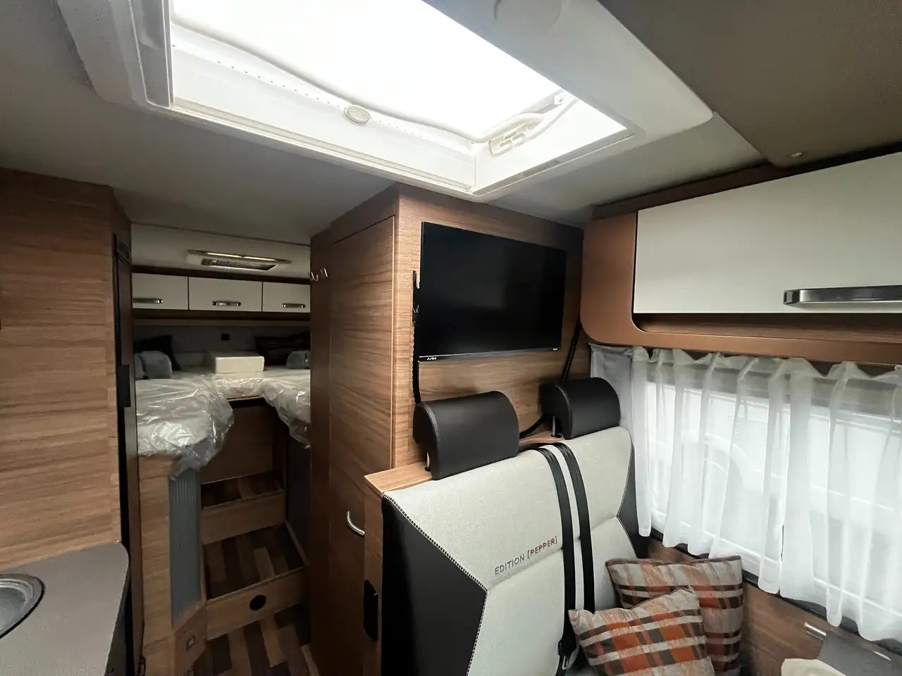 Half integraal camper Weinsberg CaraCompact 600 MEG Pepper Mietwagen Verfügbar