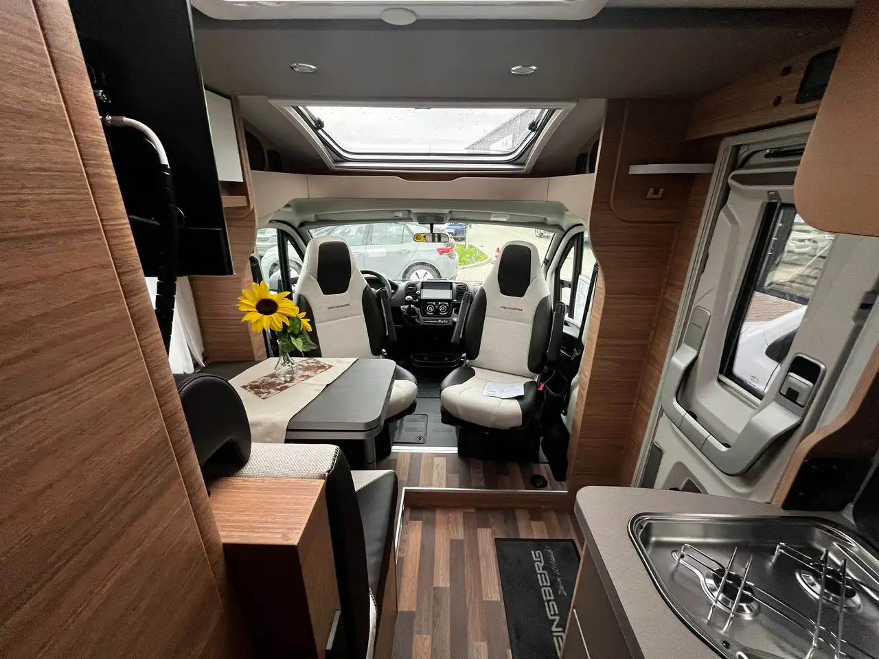 Half integraal camper Weinsberg CaraCompact 600 MEG Pepper Mietwagen Verfügbar
