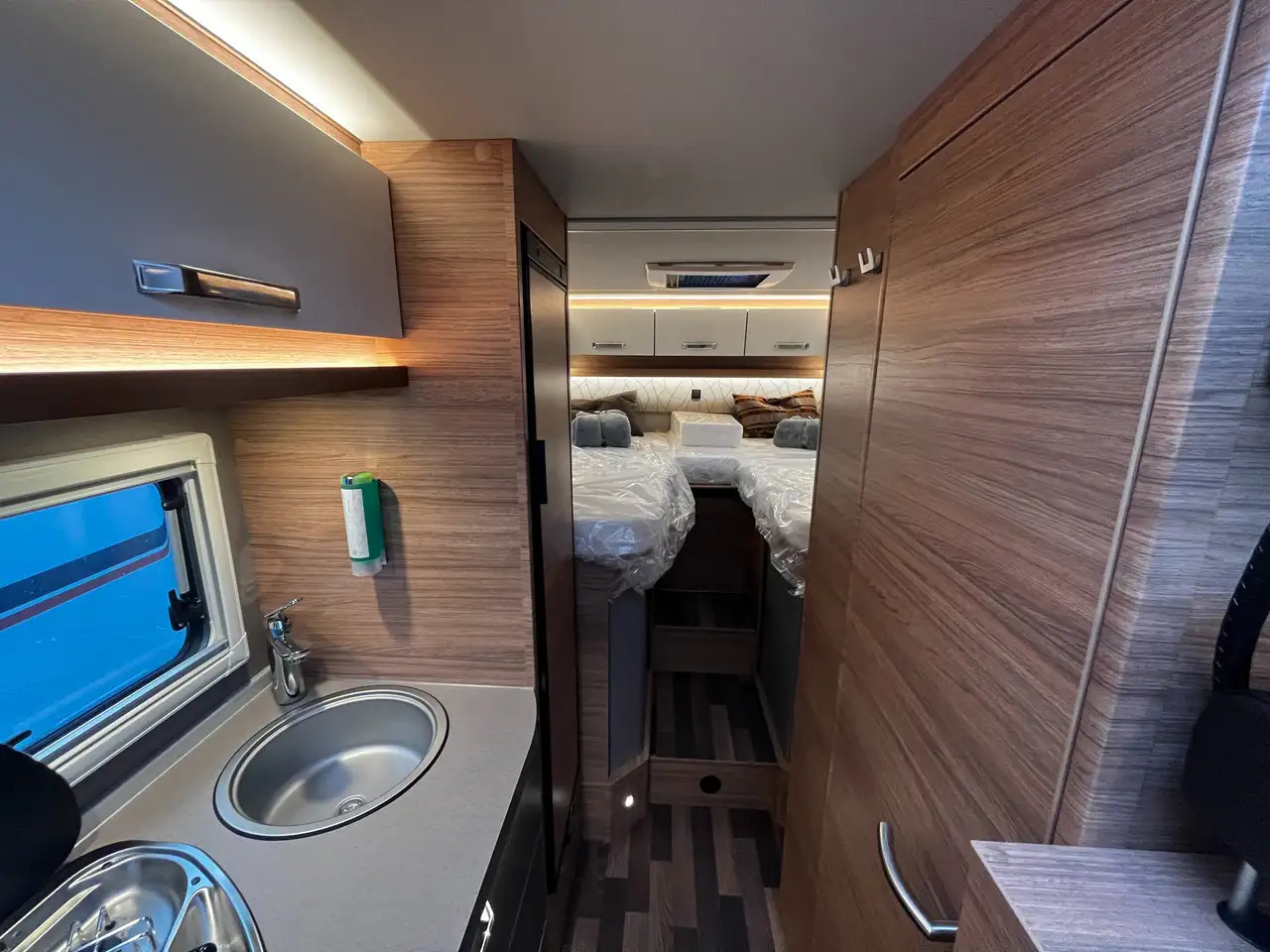 Half integraal camper Weinsberg CaraCompact 600 MEG Pepper Mietwagen Verfügbar