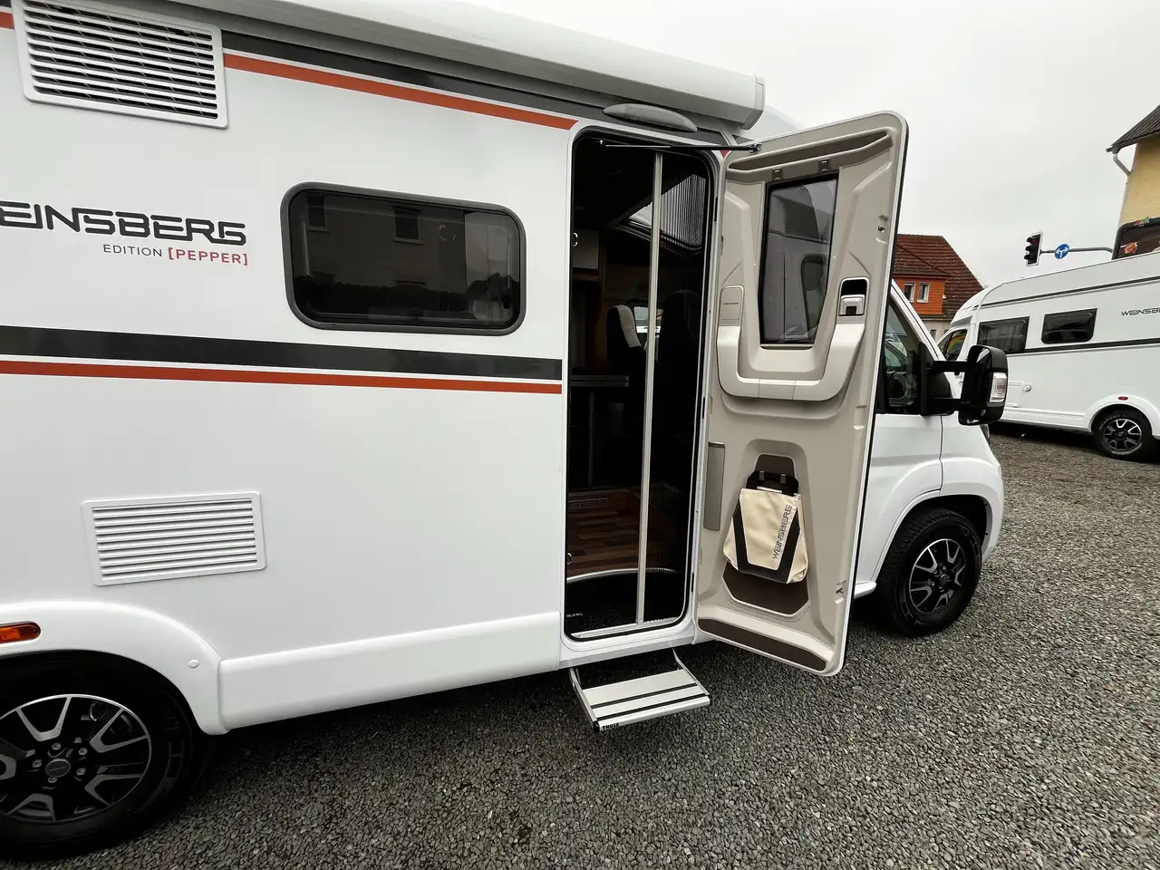 Half integraal camper Weinsberg CaraCompact 600 MEG Pepper Mietwagen Verfügbar