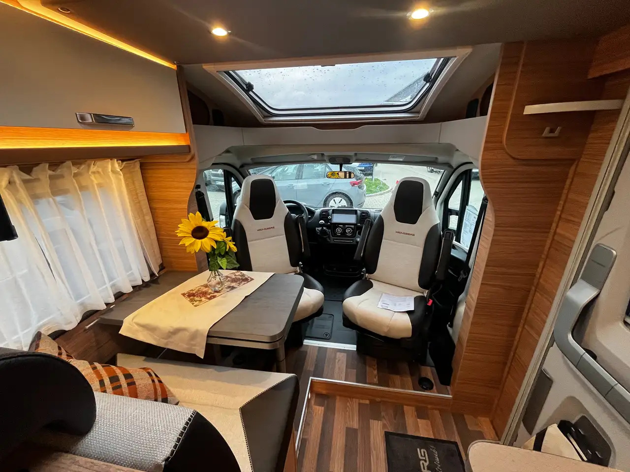 Half integraal camper Weinsberg CaraCompact 600 MEG Pepper Mietwagen Verfügbar