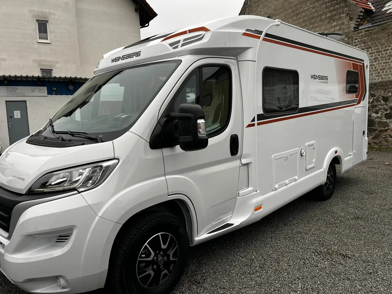 Half integraal camper Weinsberg CaraCompact 600 MEG Pepper Mietwagen Verfügbar