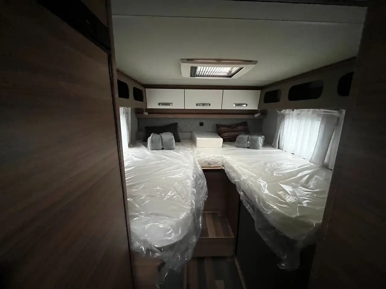 Half integraal camper Weinsberg CaraCompact 600 MEG Pepper Mietwagen Verfügbar