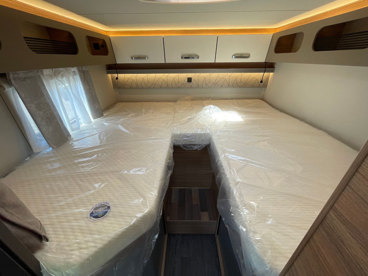 Half integraal camper Weinsberg CaraSuite 650 MEG, Automatik, AHK